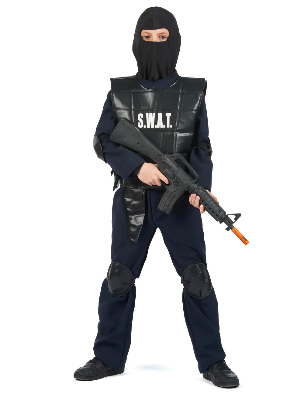 Vista frontal com balaclava e arma de brincar do disfarce de oficial SWAT