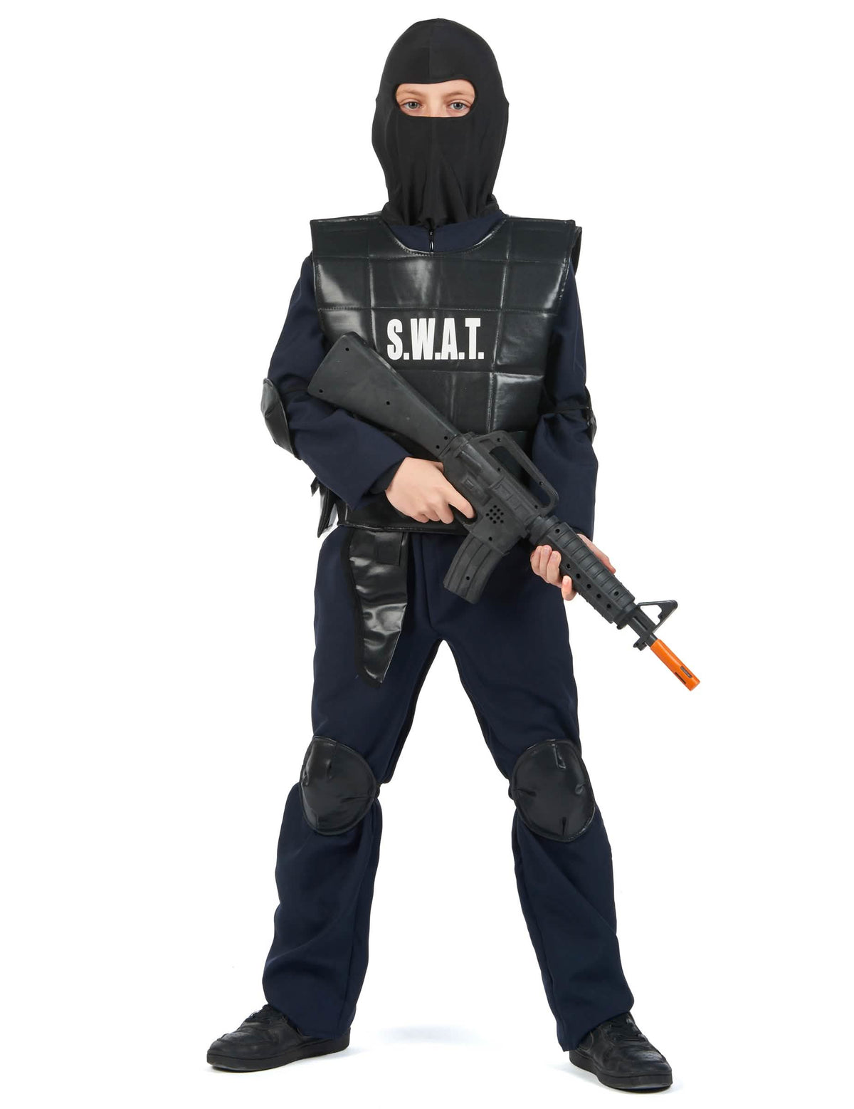 Vista frontal com balaclava e arma de brincar do disfarce de oficial SWAT