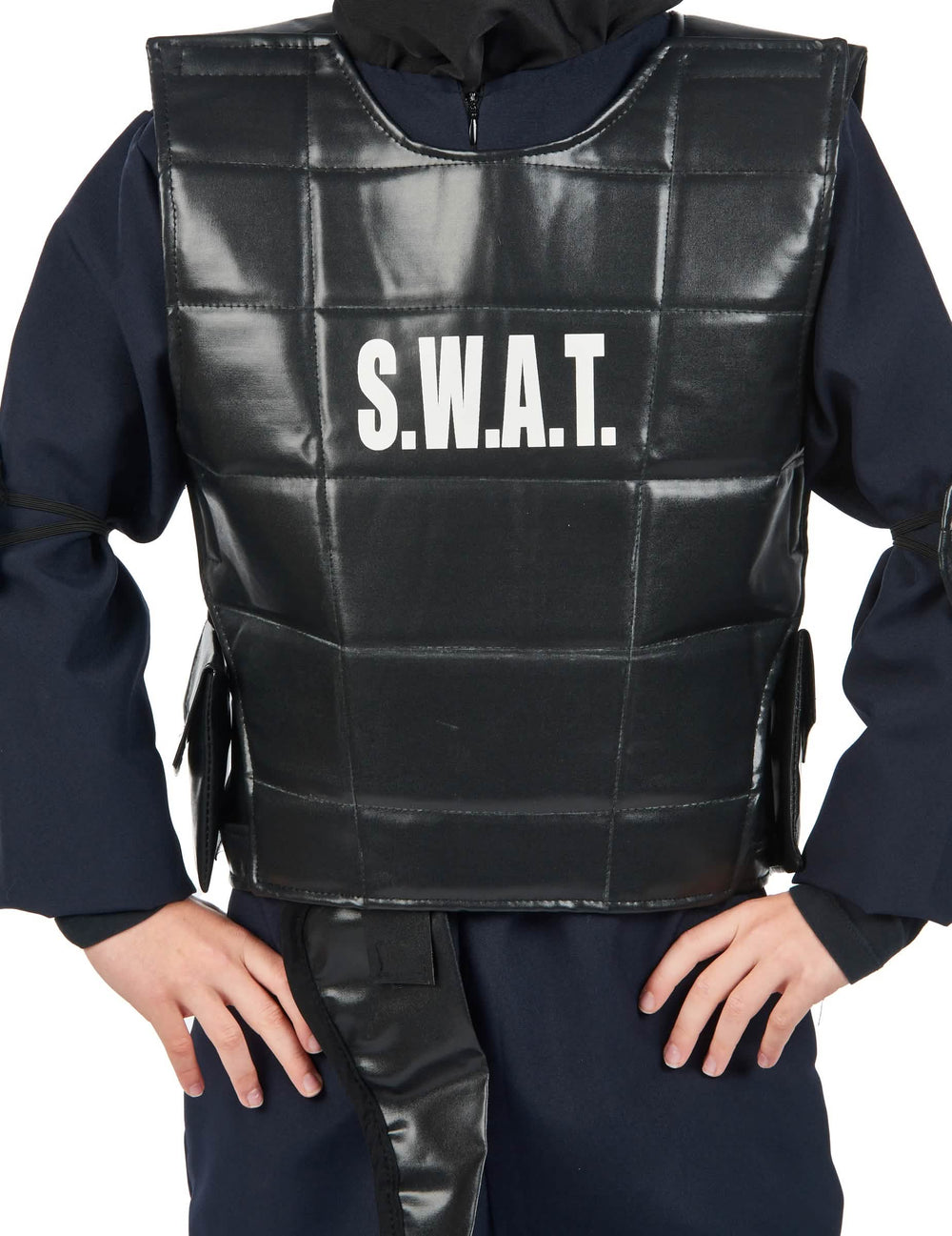 Grande plano sobre o peitoral com inscrição do fato de oficial do SWAT