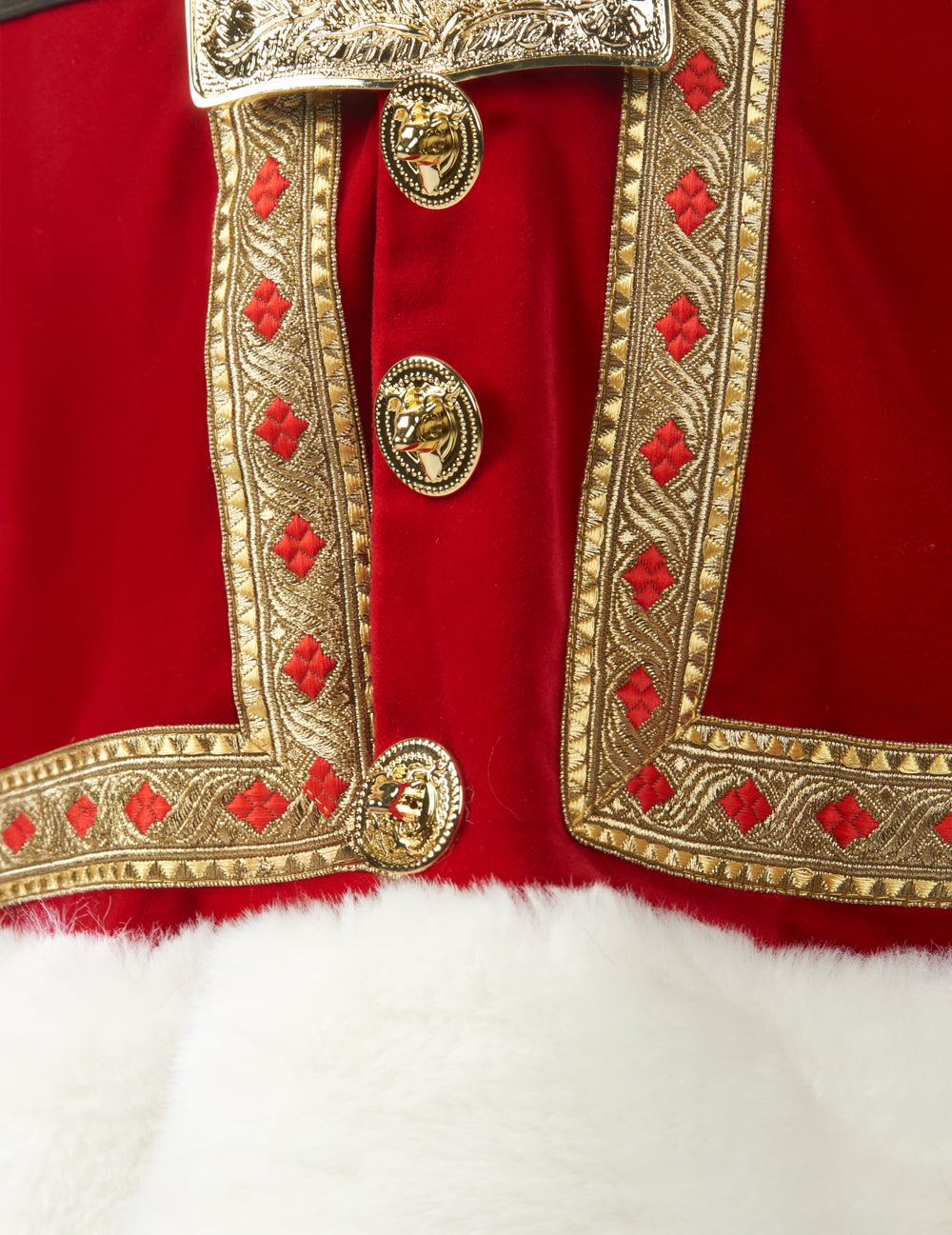 Détail des boutons dorés et de la bordure en fourrure du déguisement de Père Noël