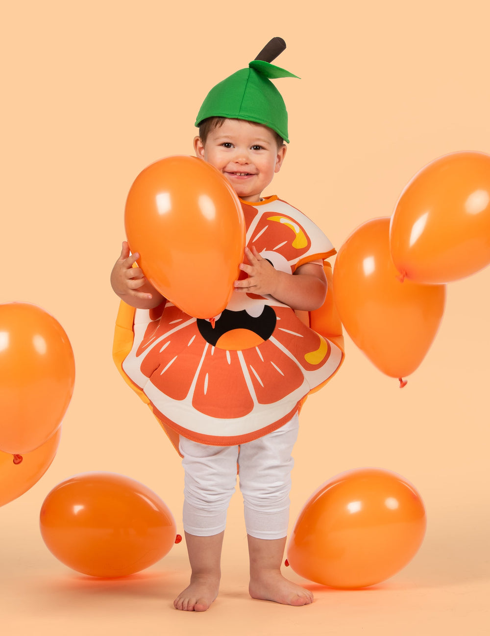 Mise en situation avec ballons du déguisement de petite orange