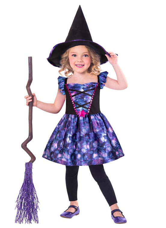 Déguisement de petite sorcière en tissu recyclé pour fille violet galaxie avec chapeau et balai