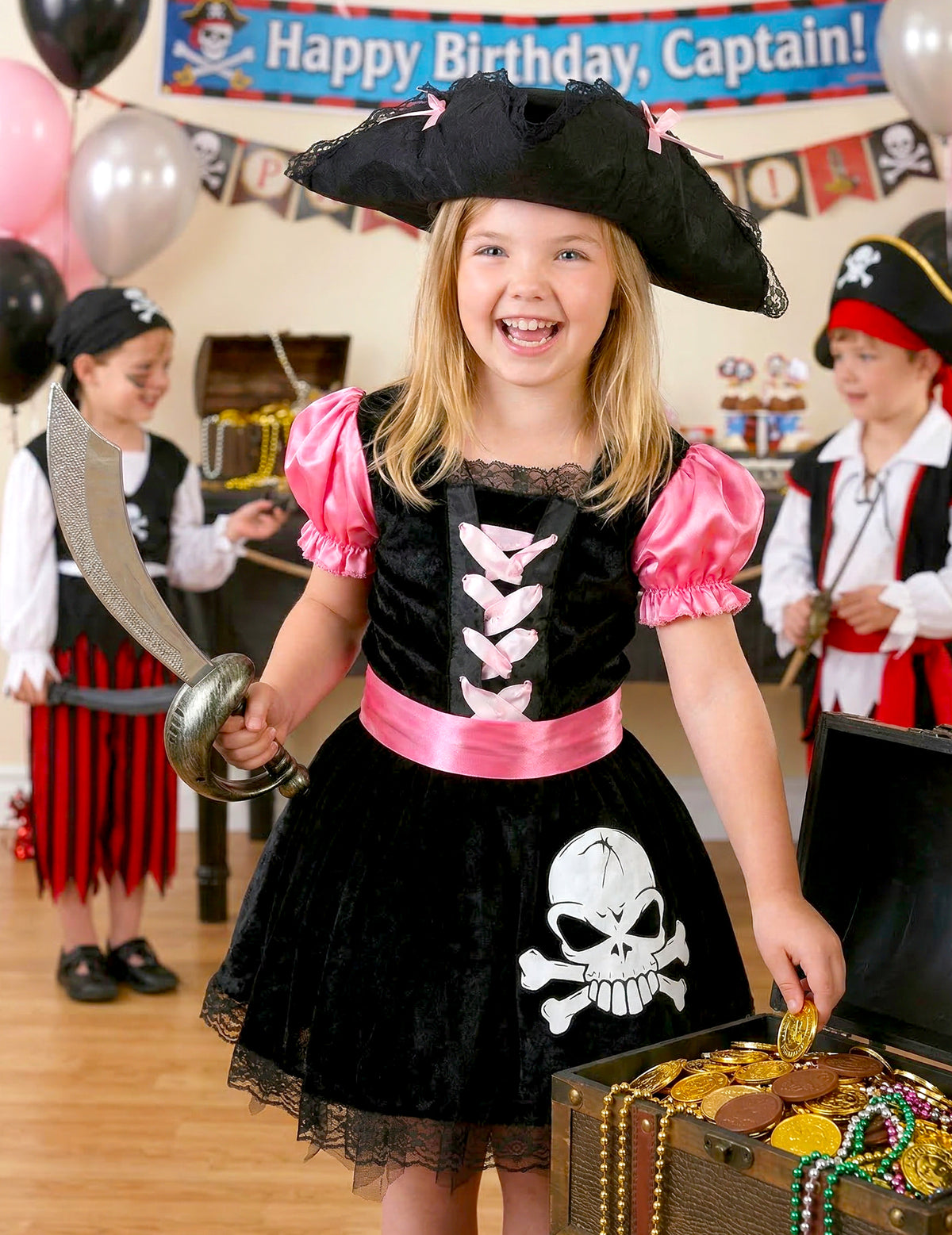 Mise en situation du déguisement pirate girly pour fille