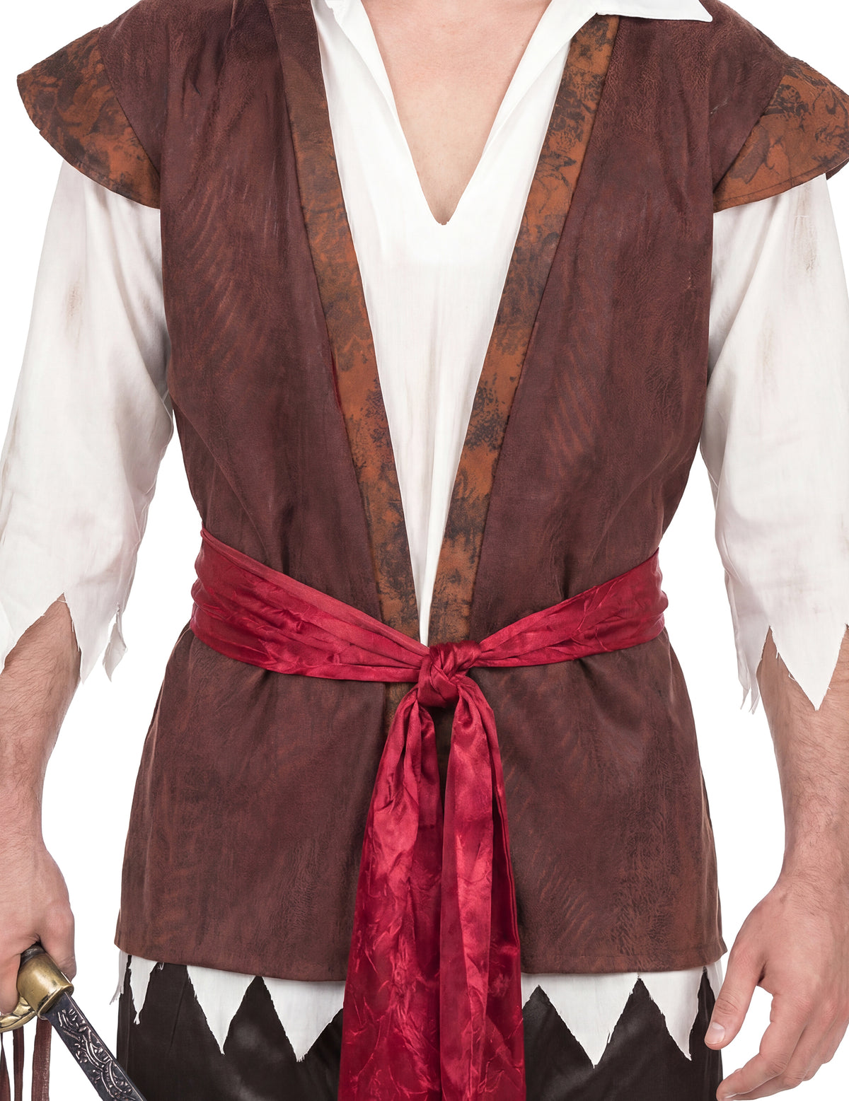 Gros plan sur le gilet et la ceinture rouge du déguisement de pirate pour homme