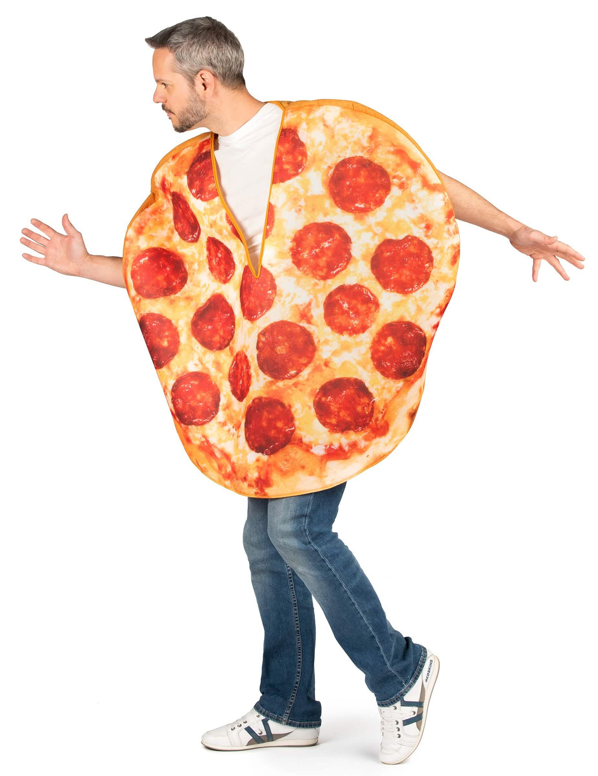 Vista lateral do disfarce de pizza para adulto com pepperoni