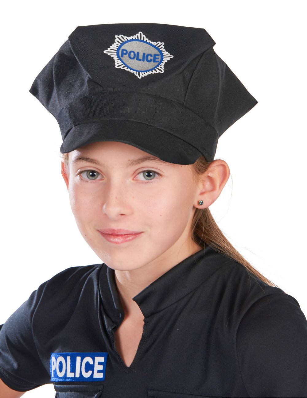 Gros plan sur la casquette du déguisement de policière pour fille