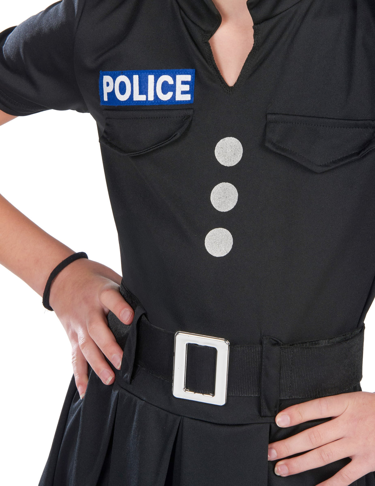 Gros plan sur l'écusson et la ceinture du déguisement de policière pour fille