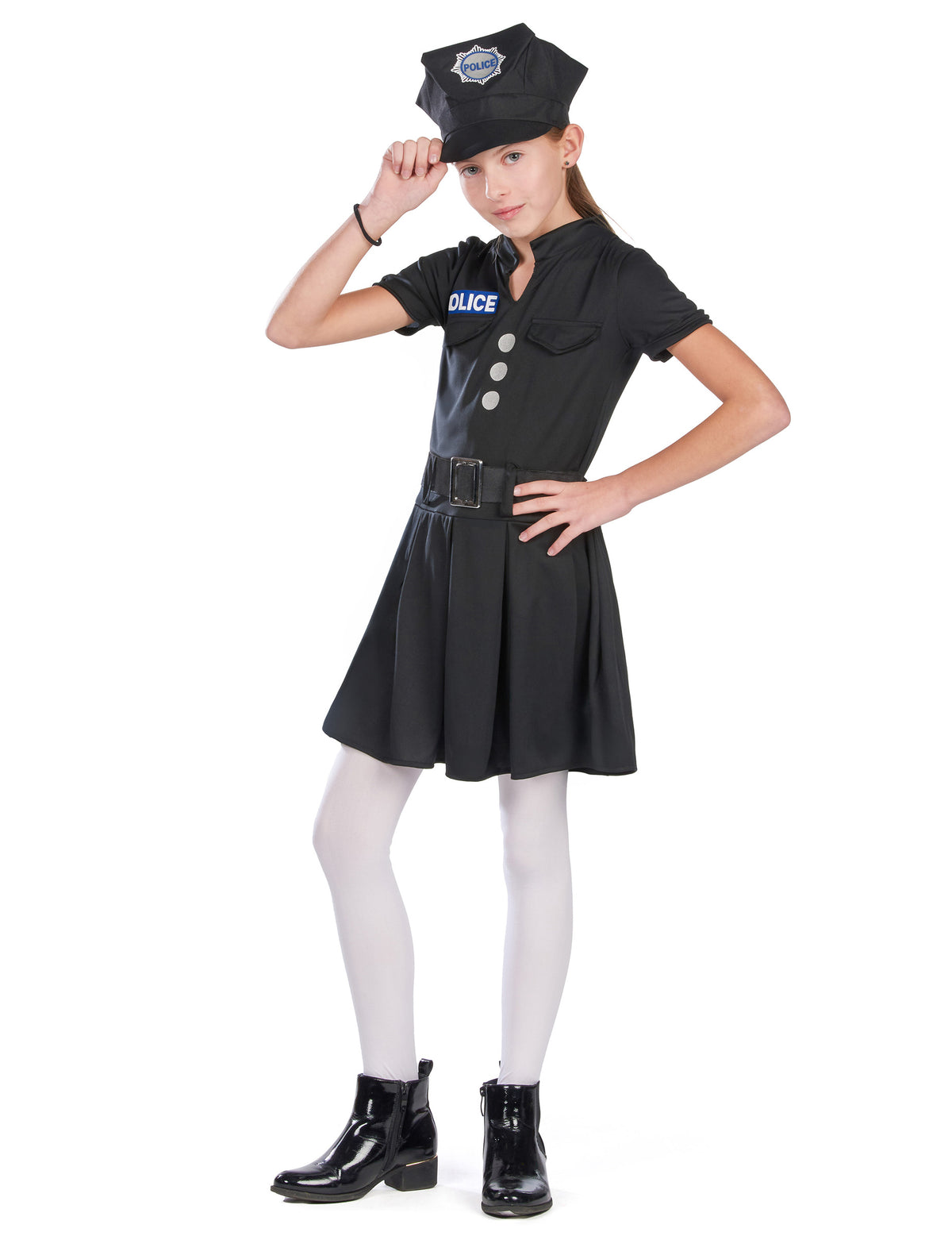 Pose avec la main sur la casquette du déguisement de policière pour fille