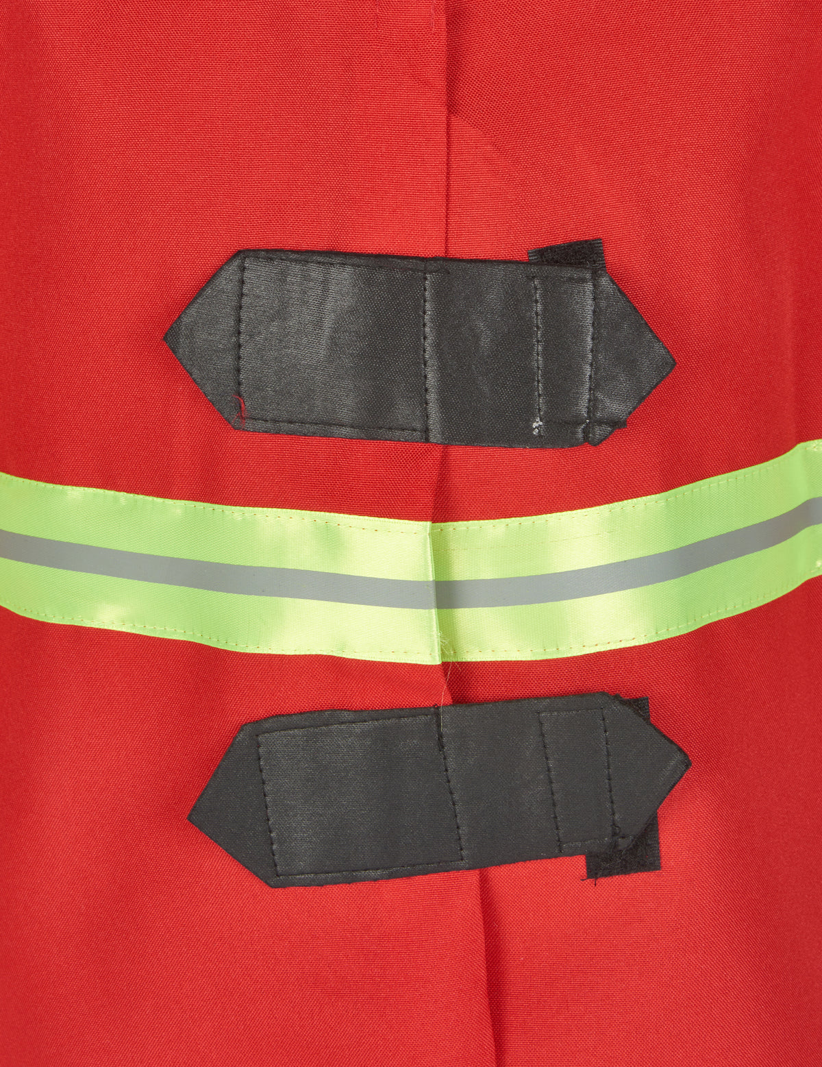 Détail des attaches et de la bande réfléchissante du déguisement de pompier pour enfant