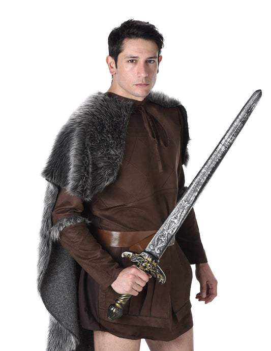 Gros plan sur l'épée et la fourrure du déguisement prince viking pour homme