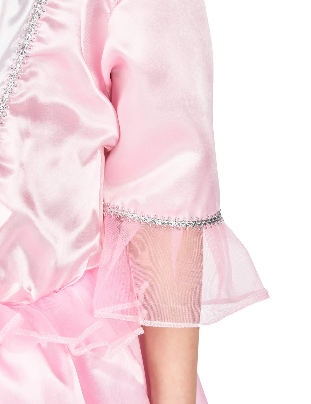 Détail de la manche en satin et tulle rose du déguisement de princesse avec une couronne à fleurs