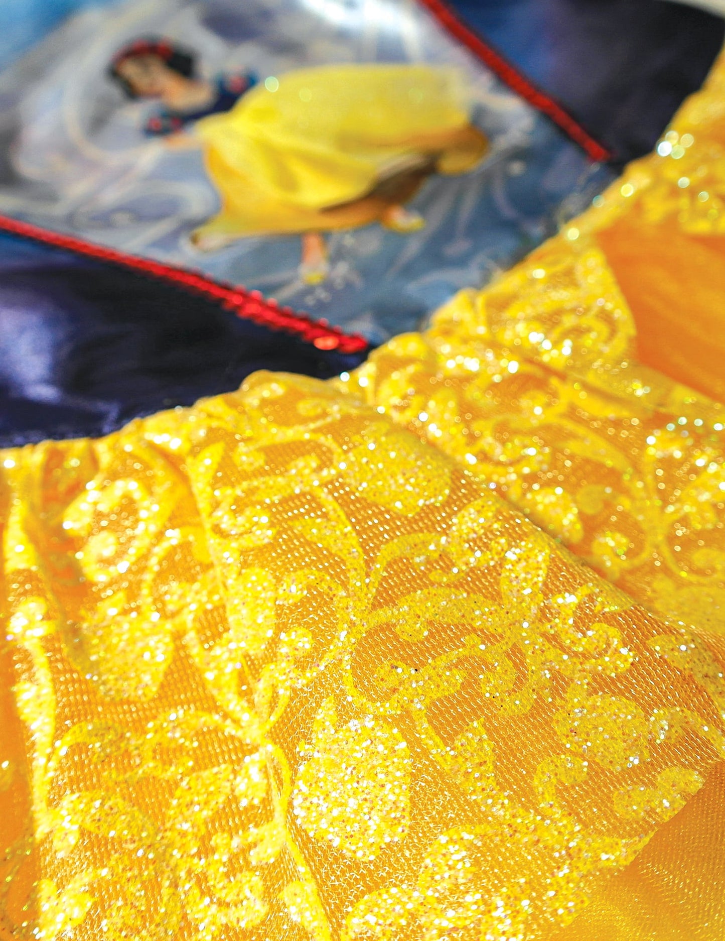 Détail du tissu pailleté jaune du déguisement Princesse Ballerine Blanche Neige