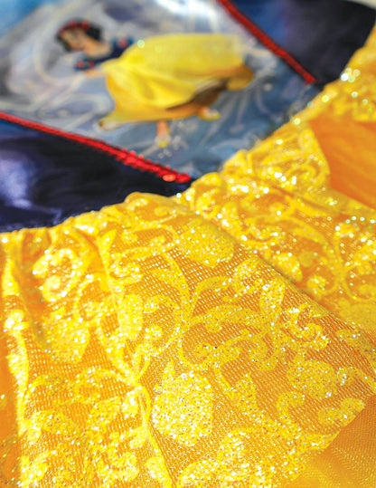 Détail du tissu pailleté jaune du déguisement Princesse Ballerine Blanche Neige