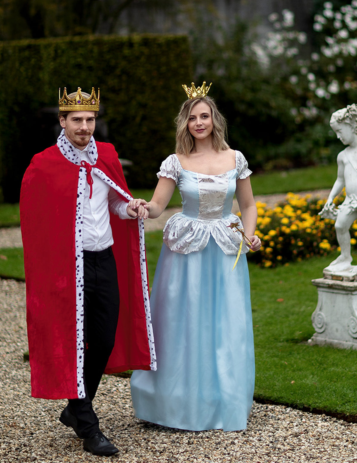 Mise en situation en couple du déguisement de princesse Cendrillon