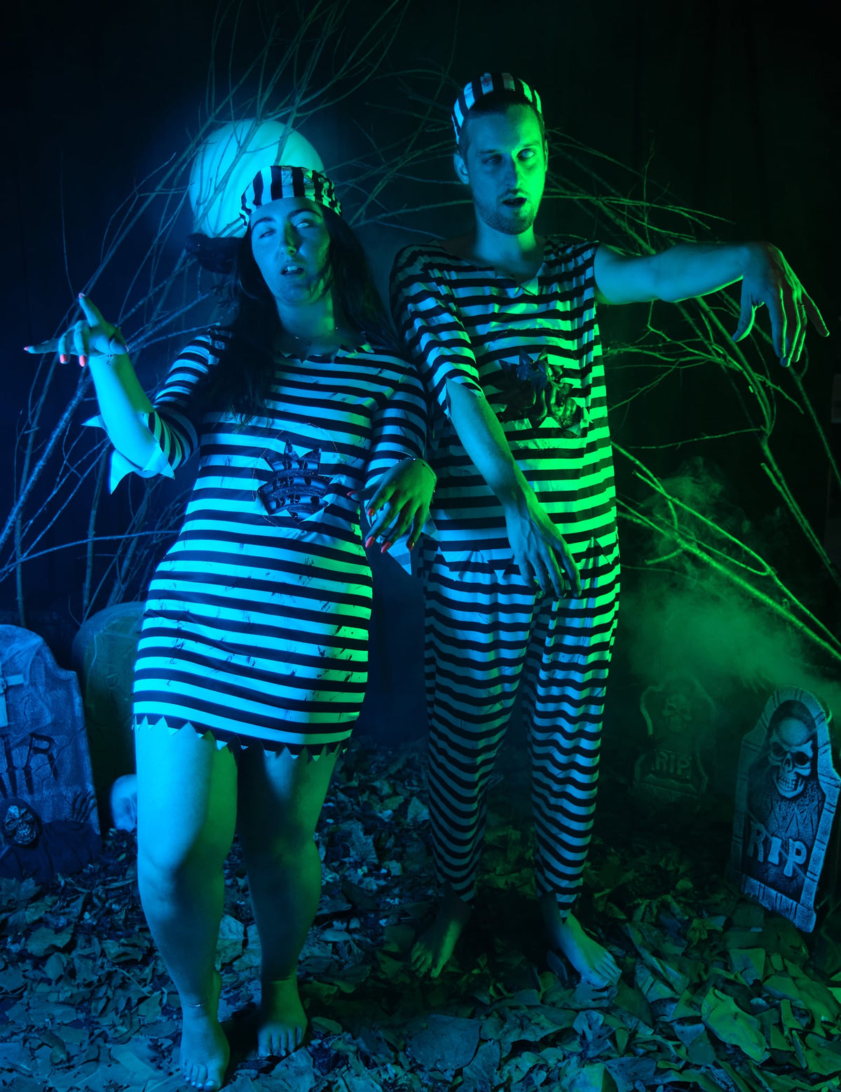 Mise en situation en duo dans un cimetière du déguisement de prisonnier zombie effrayant
