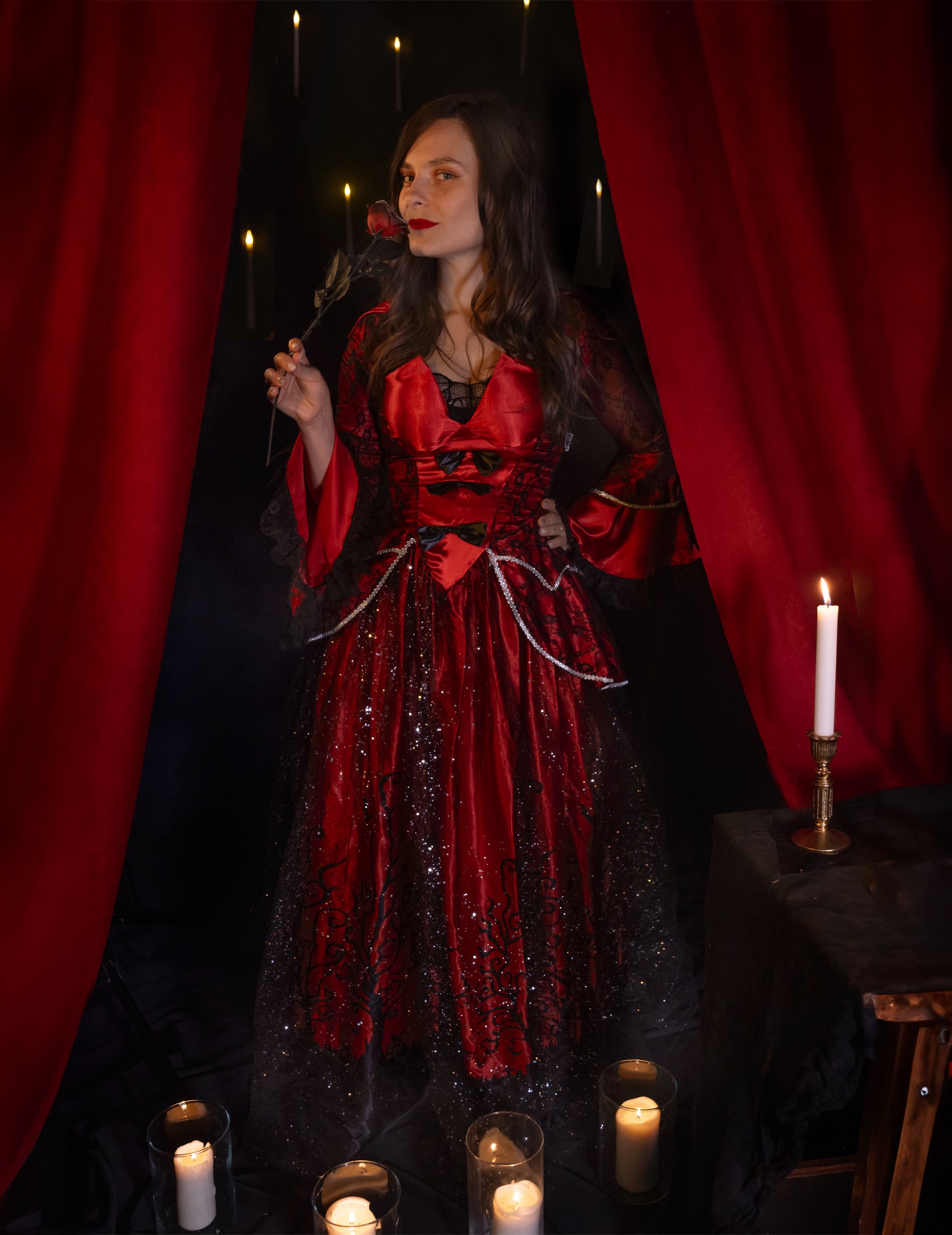 Mise en situation du déguisement reine vampire luxe pour femme