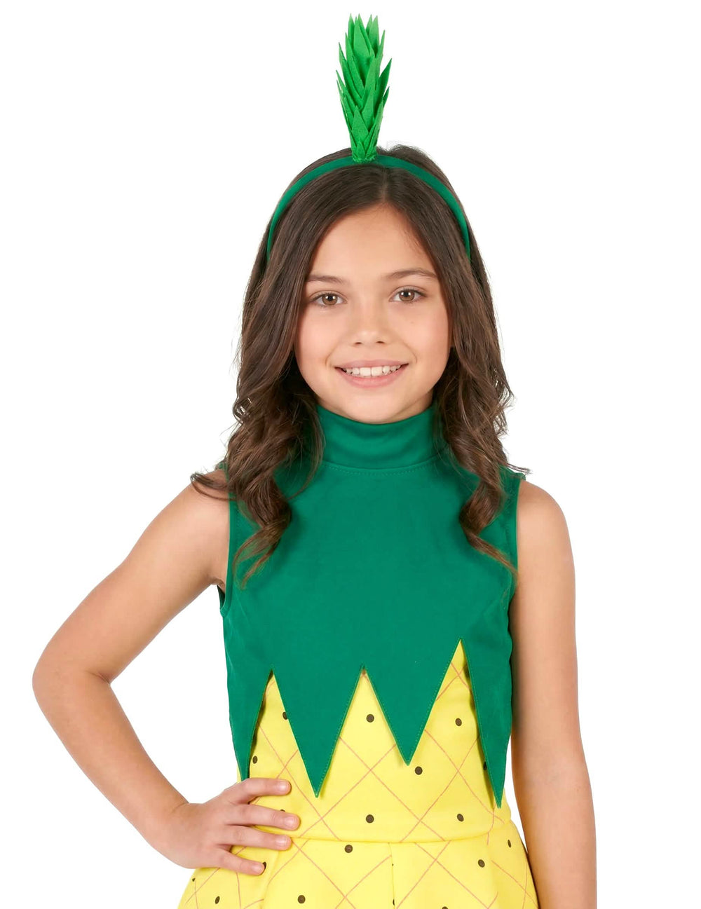 Grande plano do topo e da bandolete do fato de ananás em vestido