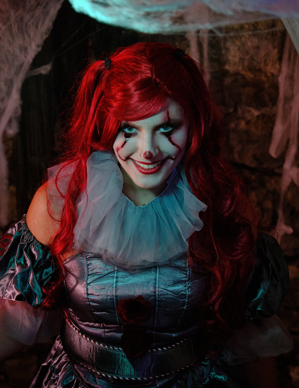 Portrait de face avec maquillage et collerette du déguisement robe Grippe-sou Ca™ femme