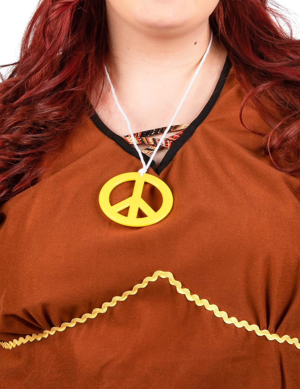 Detalhe do colar Peace and Love amarelo do disfarce vestido hippie comprido mulher de tamanho grande