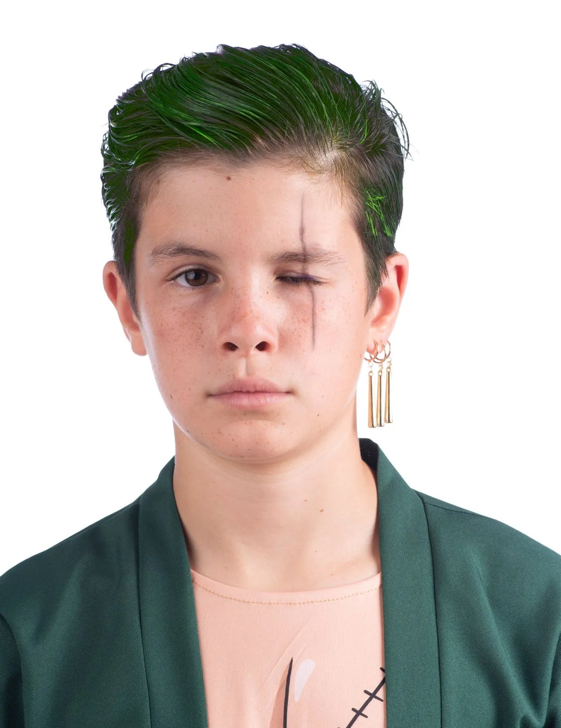 Gros plan sur le visage avec cicatrice et boucles d'oreilles du déguisement Roronoa Zoro One Piece pour enfant