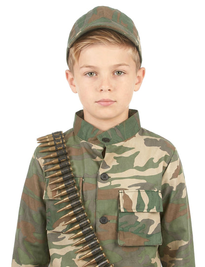 Gros plan sur le buste et la casquette du déguisement de soldat pour garçon