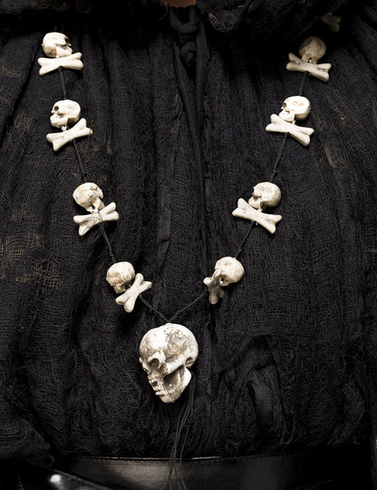 Détail du collier avec têtes de mort et os du déguisement sorcier occulte avec masque luxe