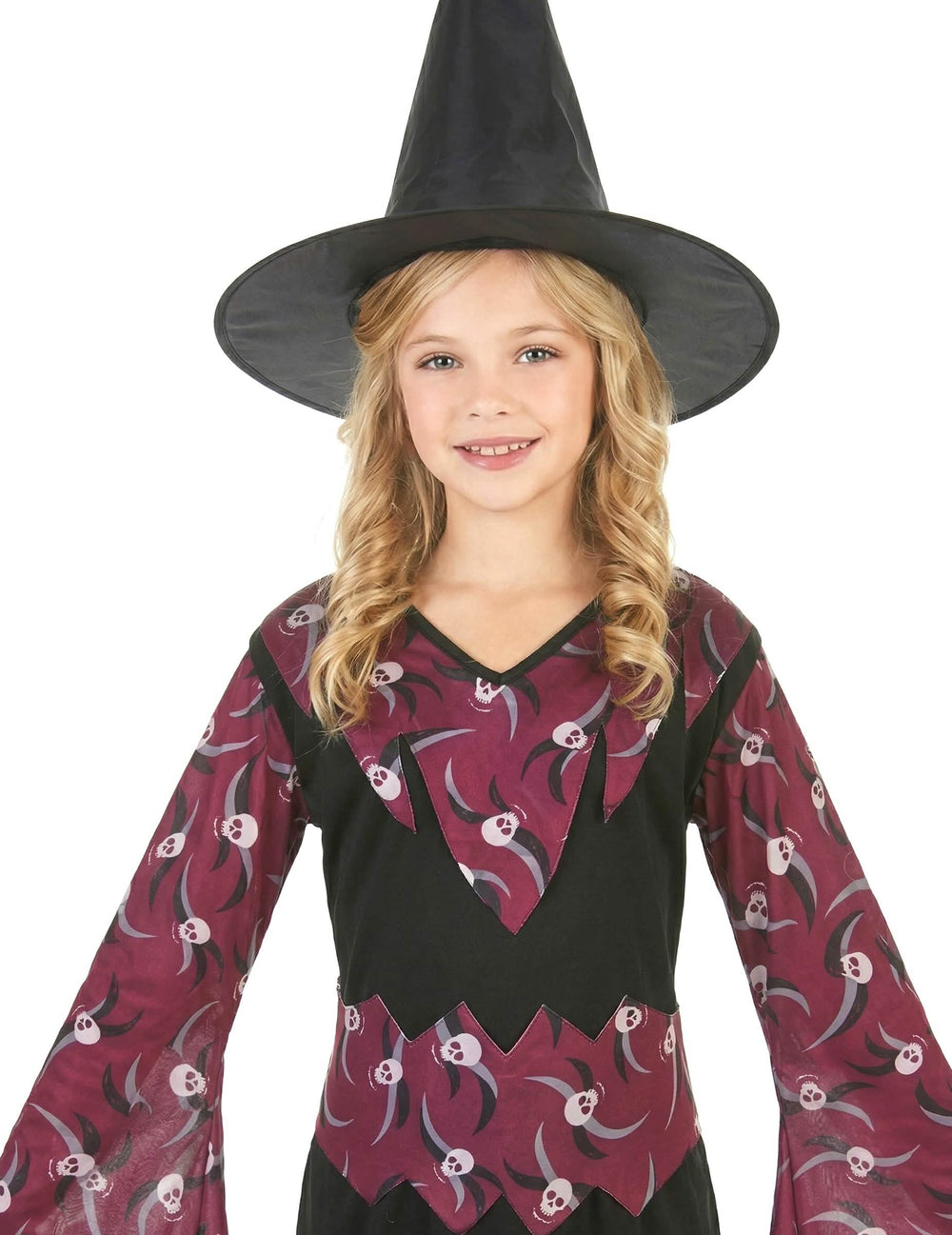 Gros plan sur le buste et le chapeau du déguisement de sorcière avec chapeau pour fille