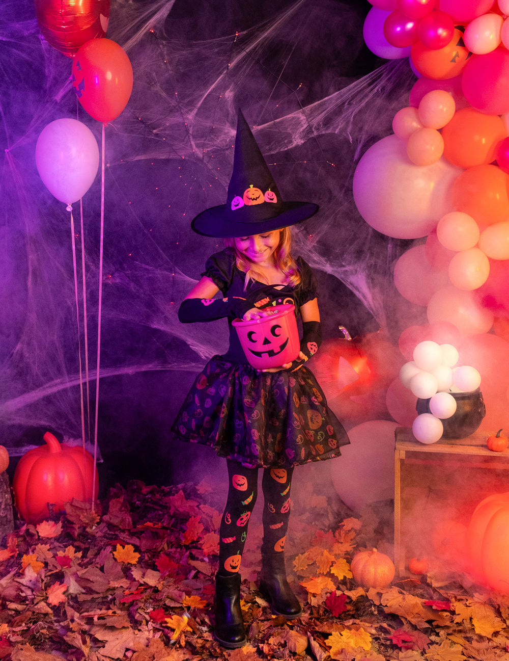 Mise en scène dans un décor d'Halloween du déguisement de sorcière citrouille