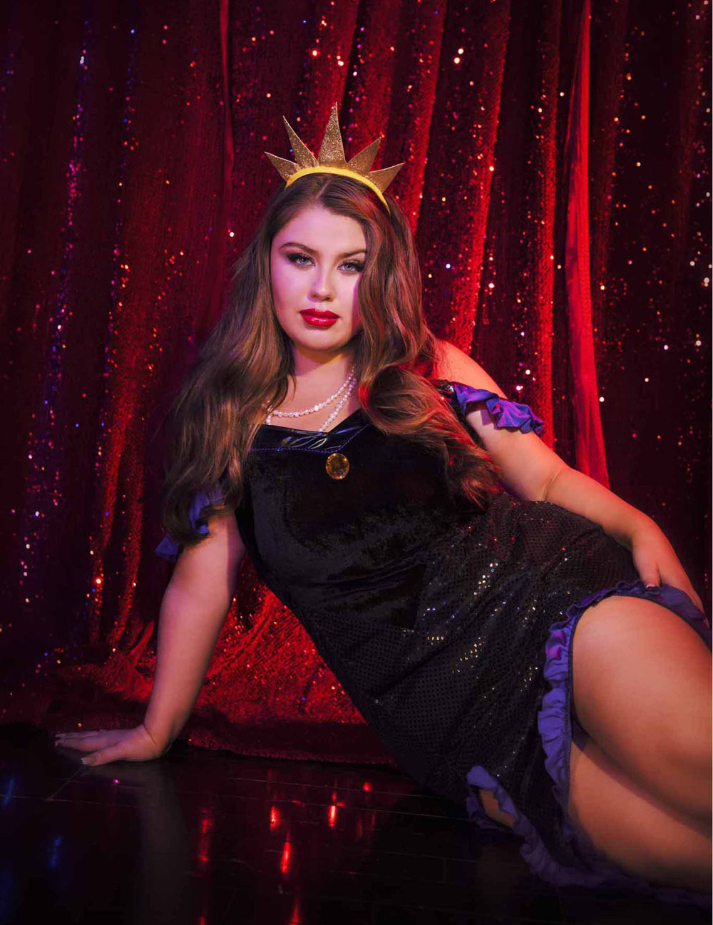 Fato de bruxa dos mares para mulher preto e roxo com coroa dourada