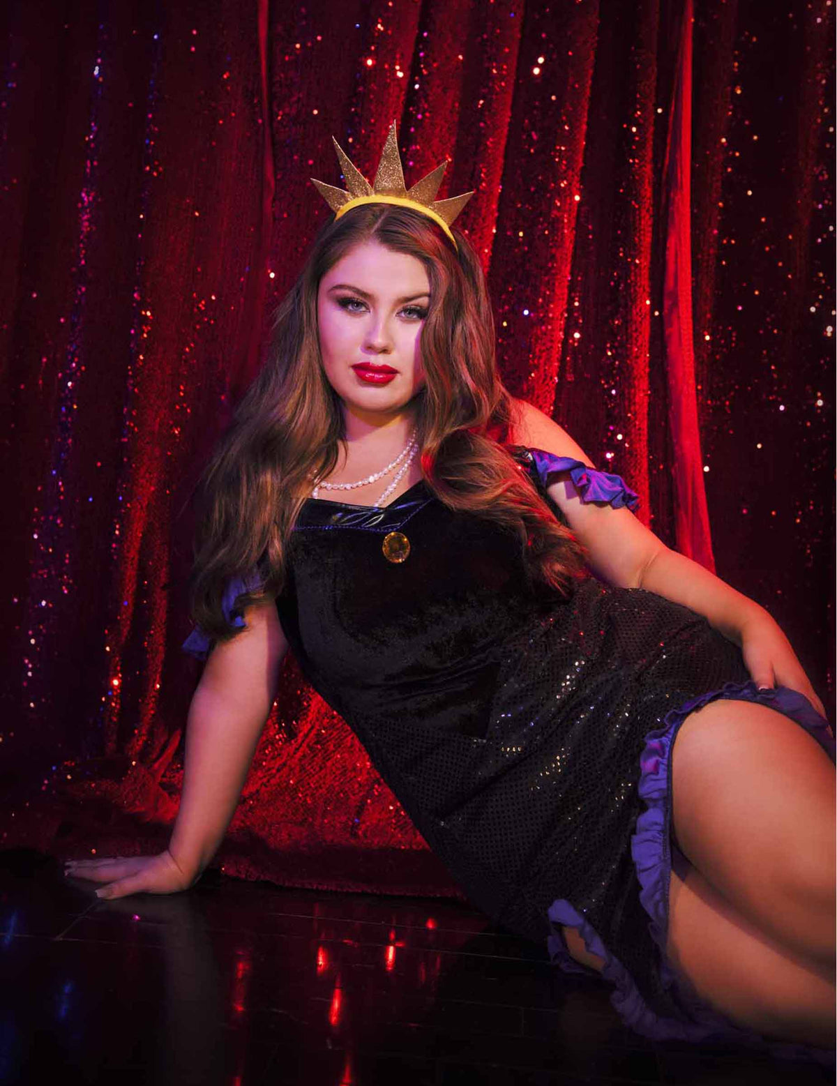 Fato de bruxa dos mares para mulher preto e roxo com coroa dourada