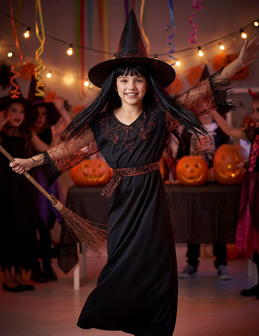 Mise en situation festive avec citrouilles du déguisement de sorcière Halloween
