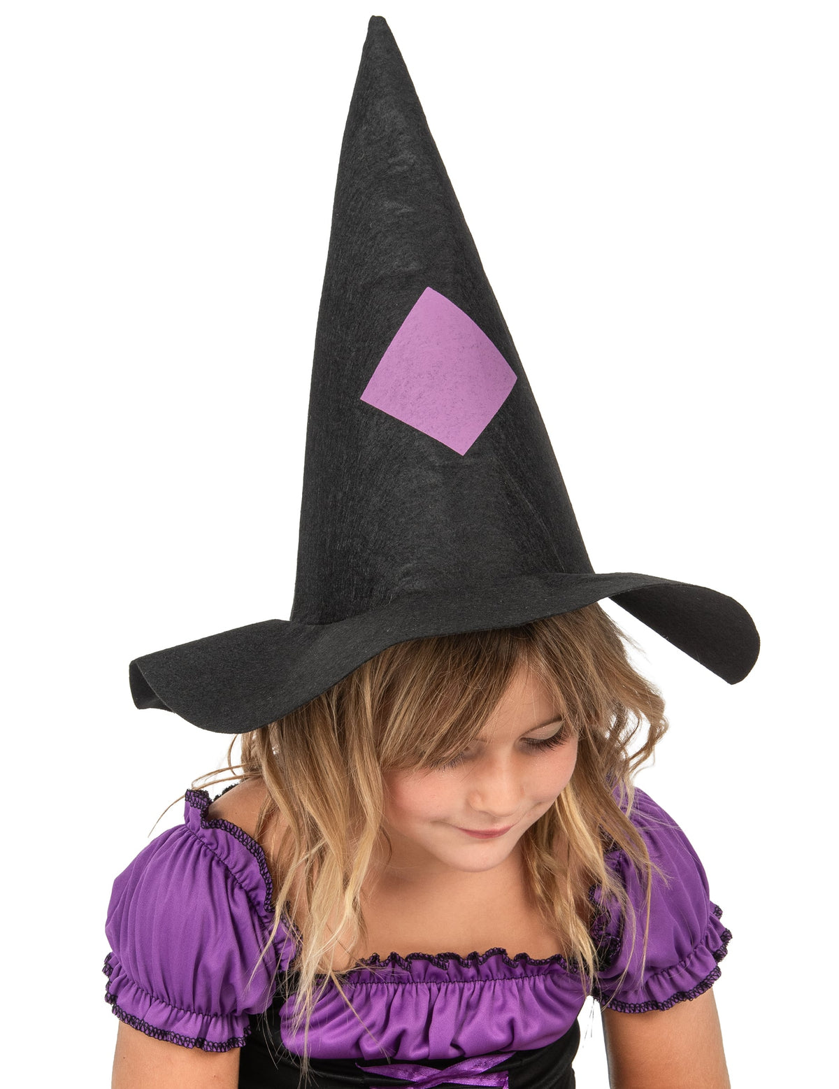 Détail du chapeau pointu avec losange violet du déguisement de sorcière pour fille