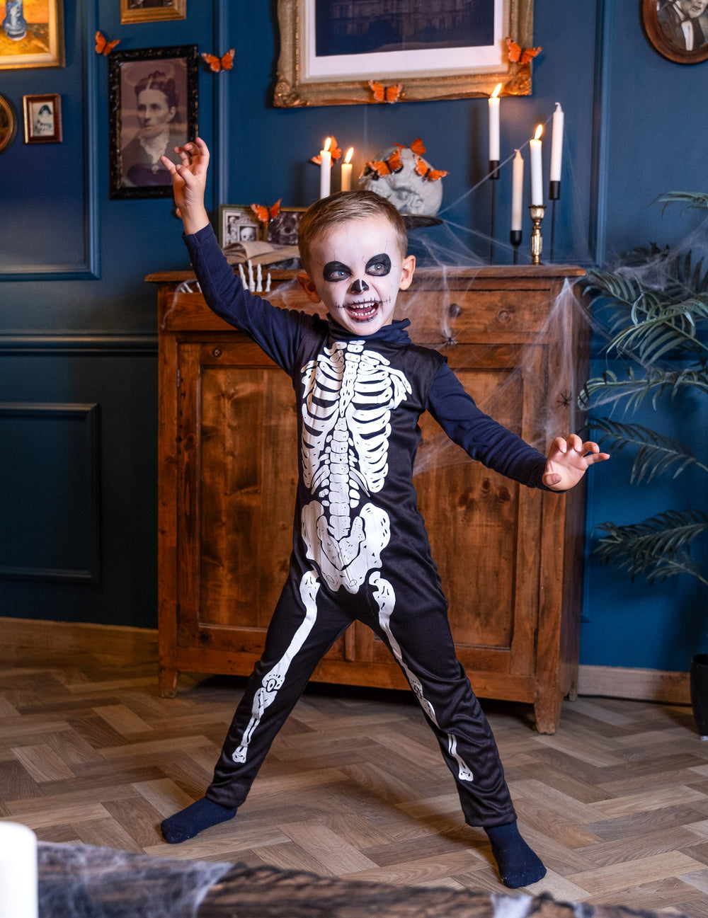 Pose effrayante du déguisement de squelette classique pour enfant