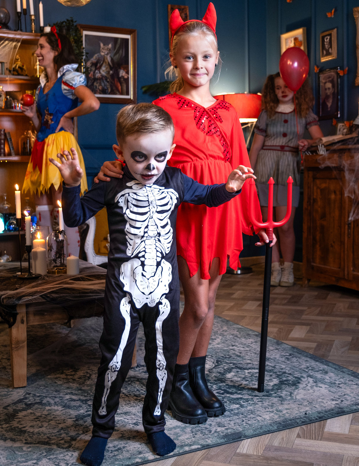 Mise en scène festive du déguisement de squelette classique pour enfant