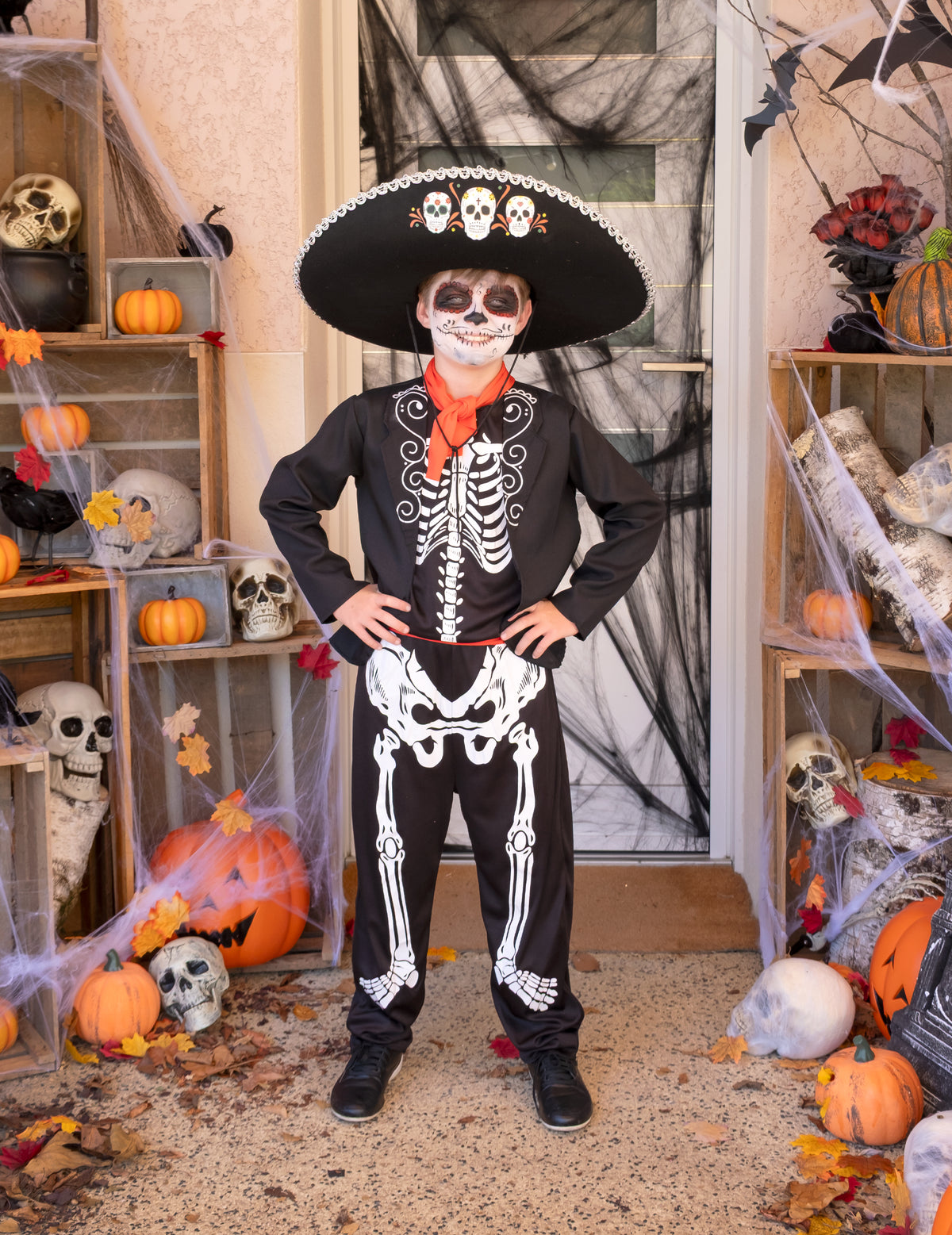 Mise en situation du déguisement squelette Dia de los muertos pour garçon
