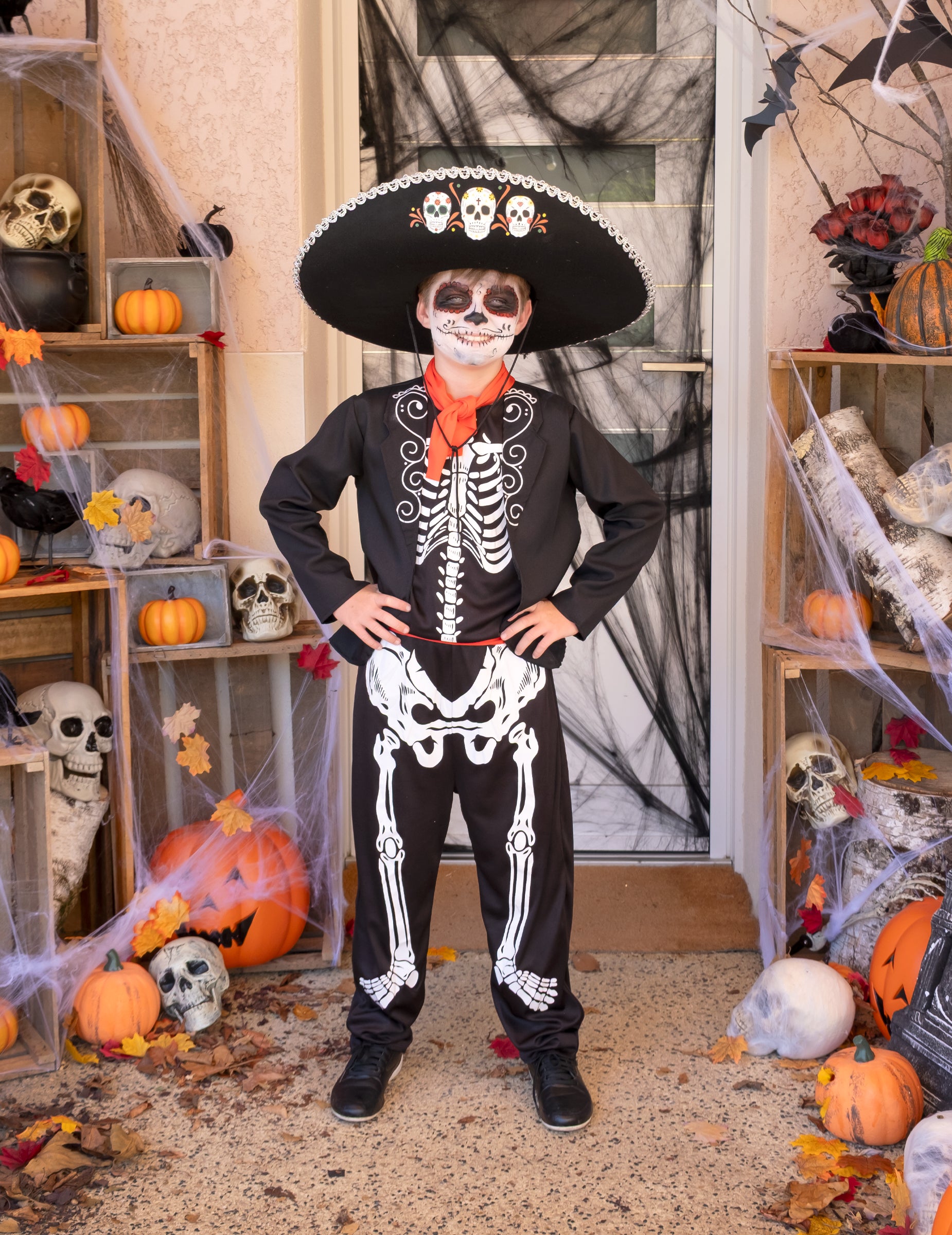 Mise en situation du déguisement squelette Dia de los muertos pour garçon