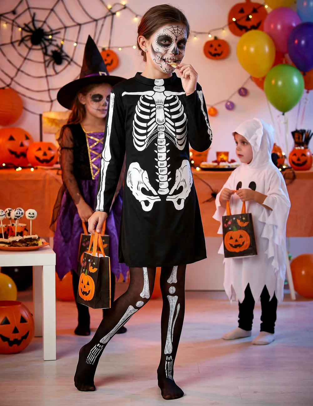Encenação festiva do fato de esqueleto halloween