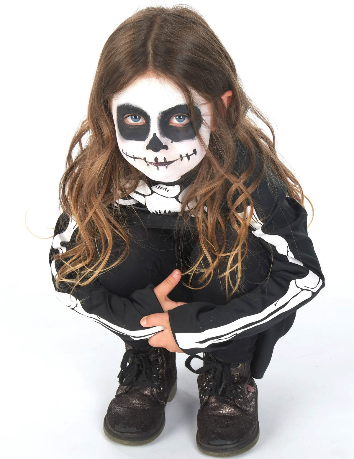 Vista frontal agachada do disfarce de esqueleto de halloween para menina