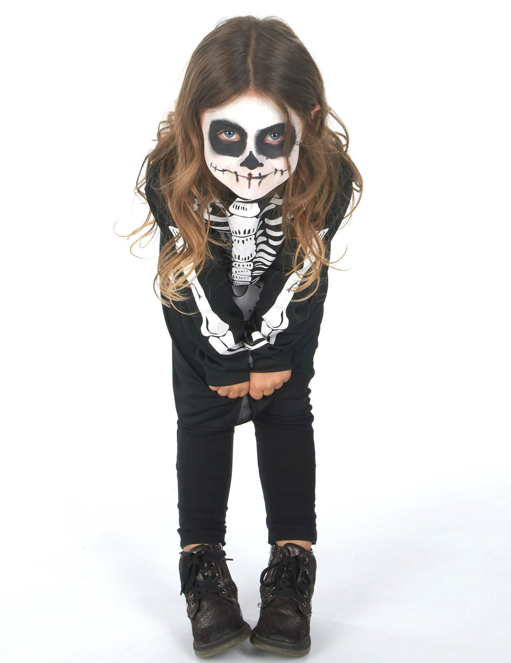 Vista frontal inclinada para a frente do disfarce esqueleto de halloween para menina