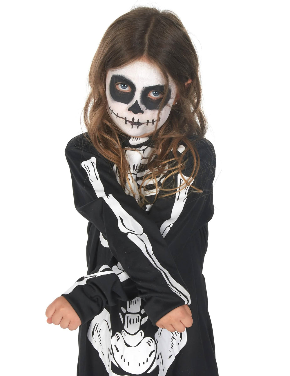 Detalhe dos braços cruzados do disfarce de esqueleto halloween para menina