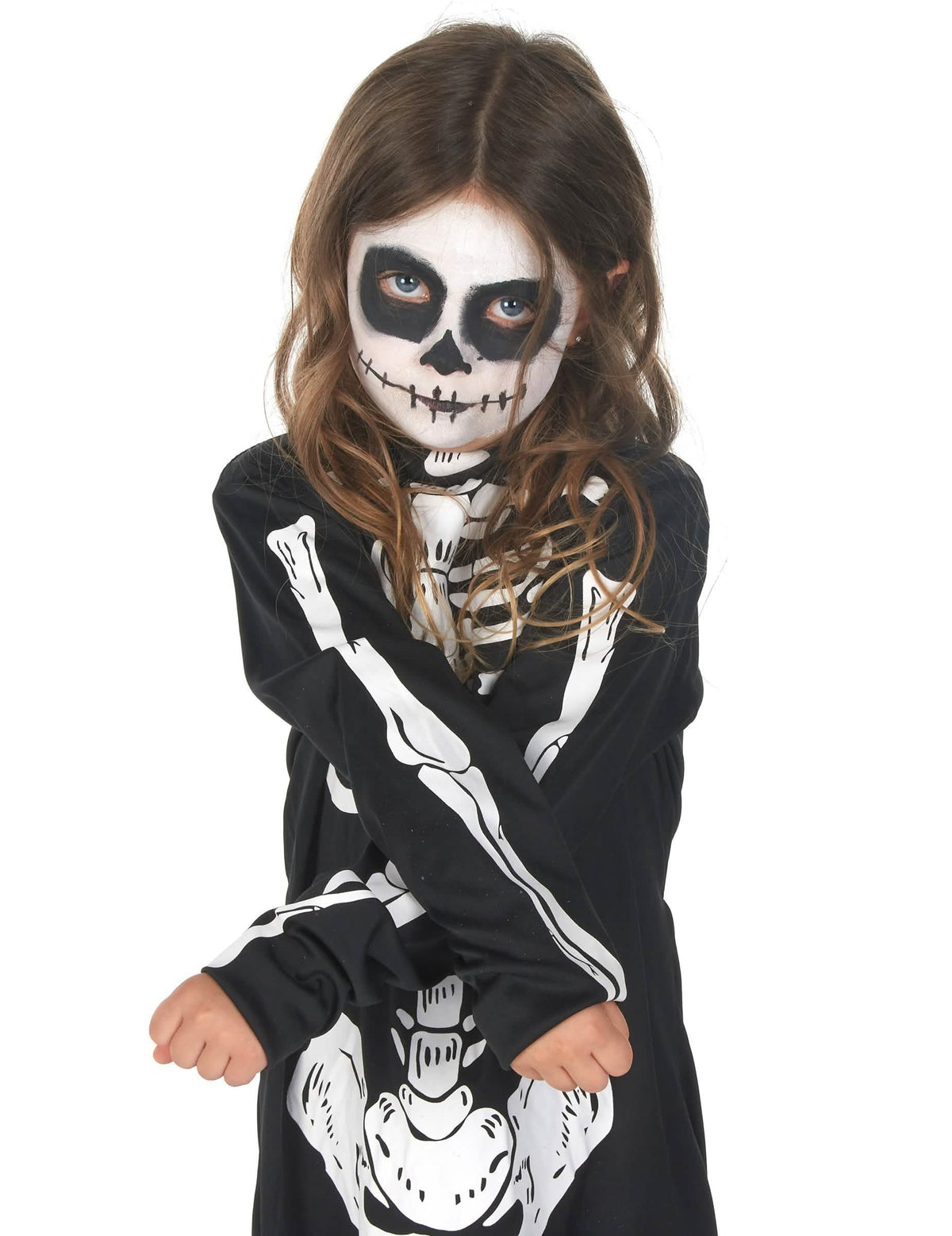 Detalhe dos braços cruzados do disfarce de esqueleto halloween para menina
