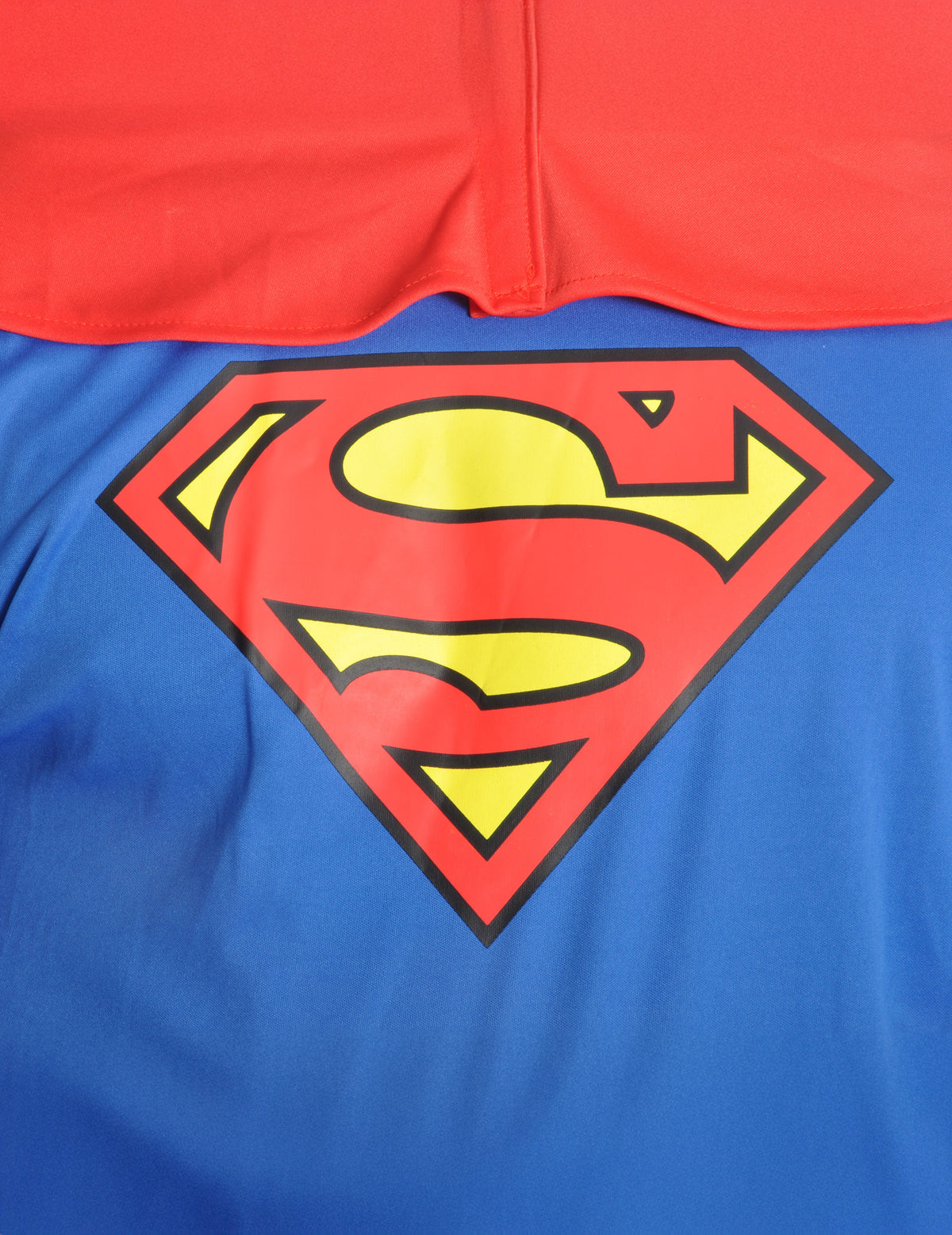 Détail du logo sur le torse du déguisement de Superman DC Comics™