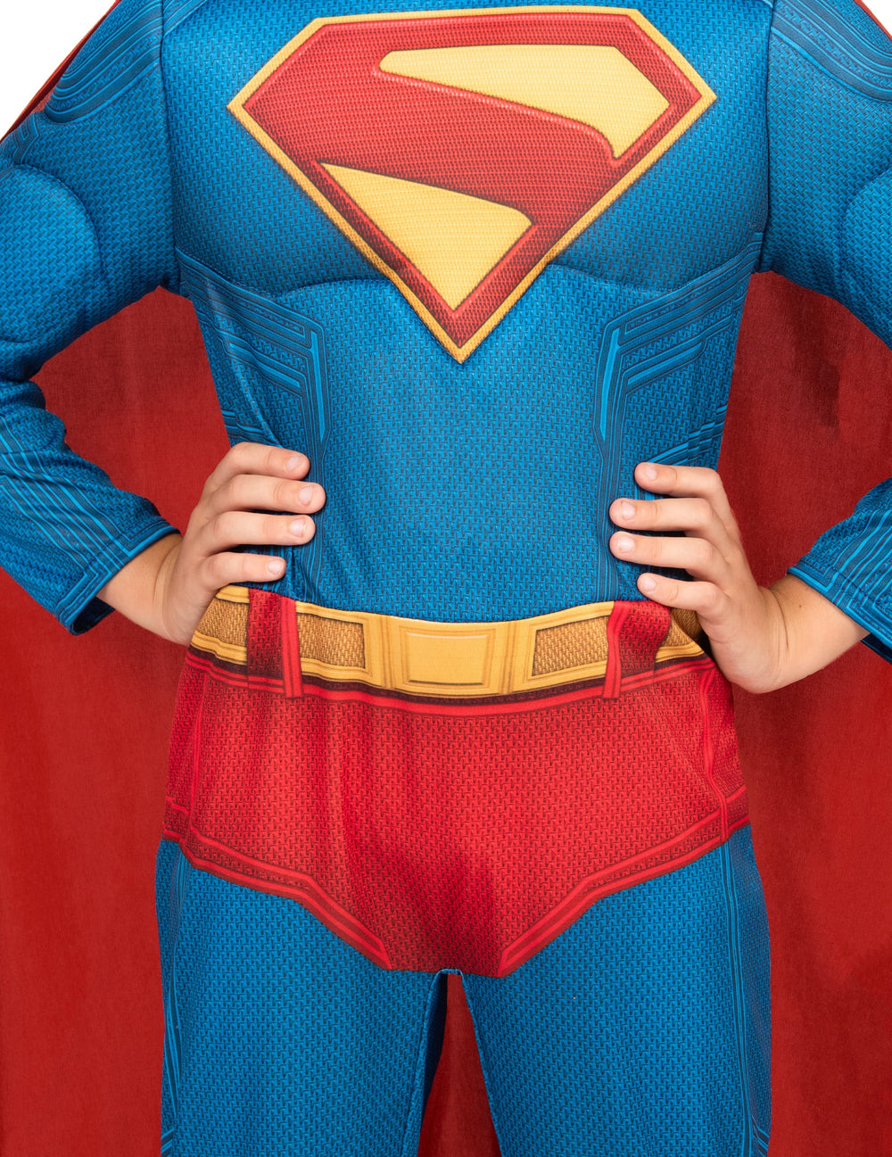 Gros plan sur le logo et la ceinture du déguisement Superman Luxe