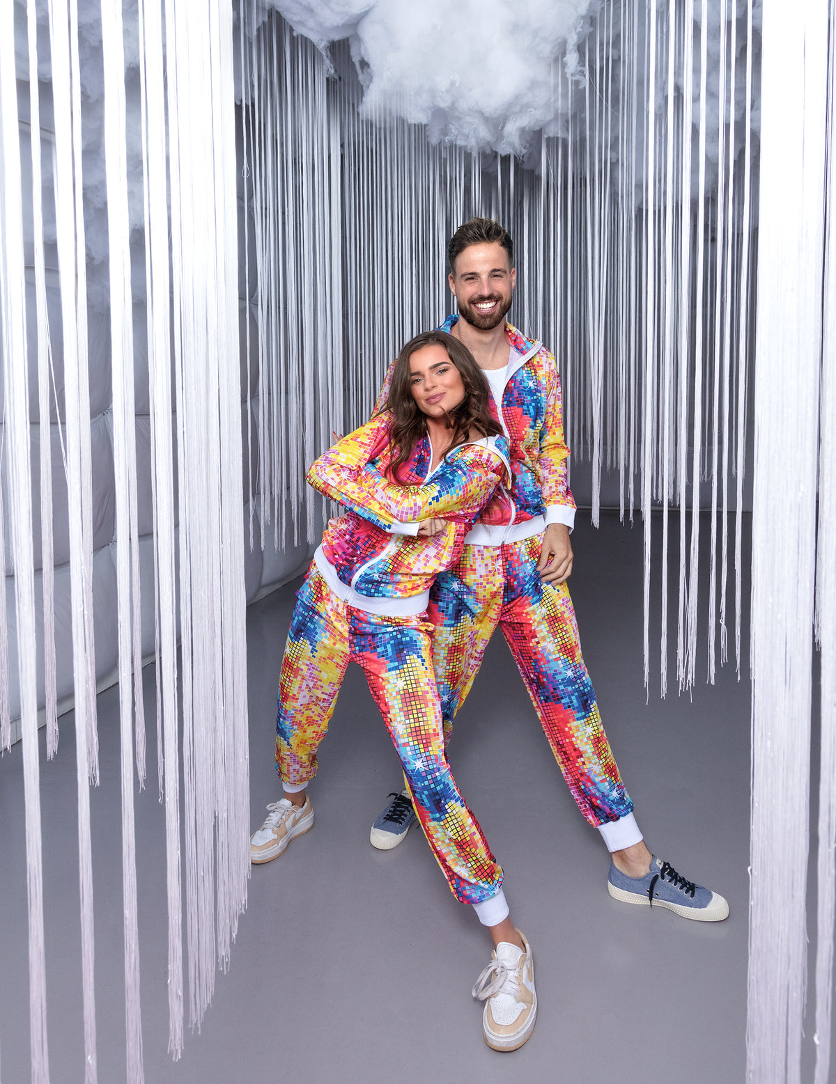 Déguisement survêtement disco pour homme coloré aux motifs de pixels multicolores