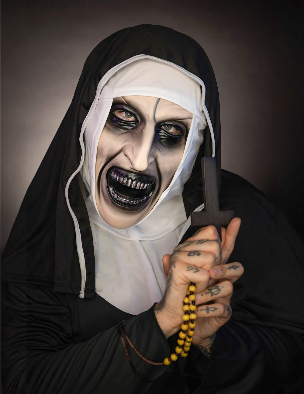 Grande plano da máscara aterradora e do rosário do fato The Nun™ para adulto