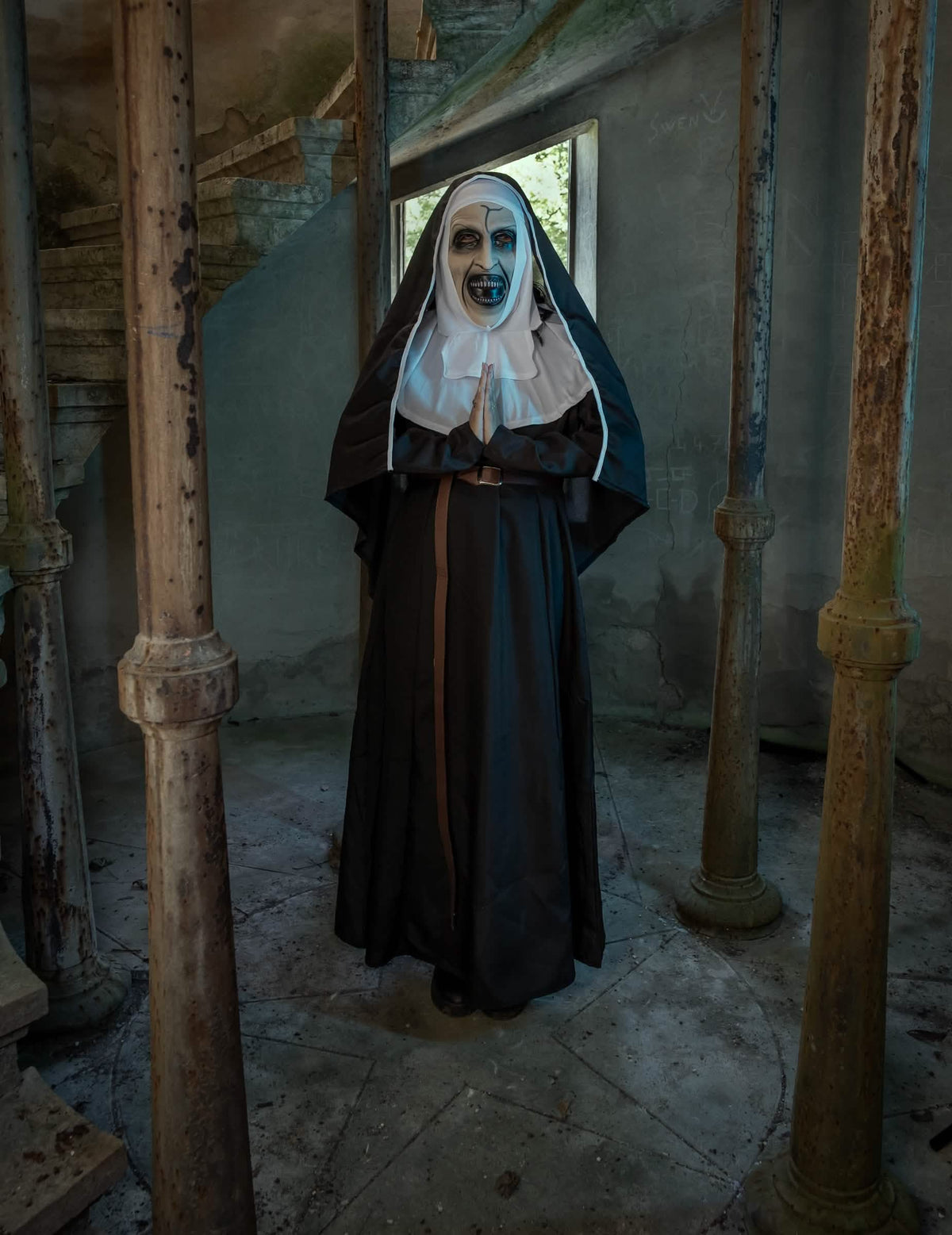 Mise em situação da fantasia The Nun™ para adulto
