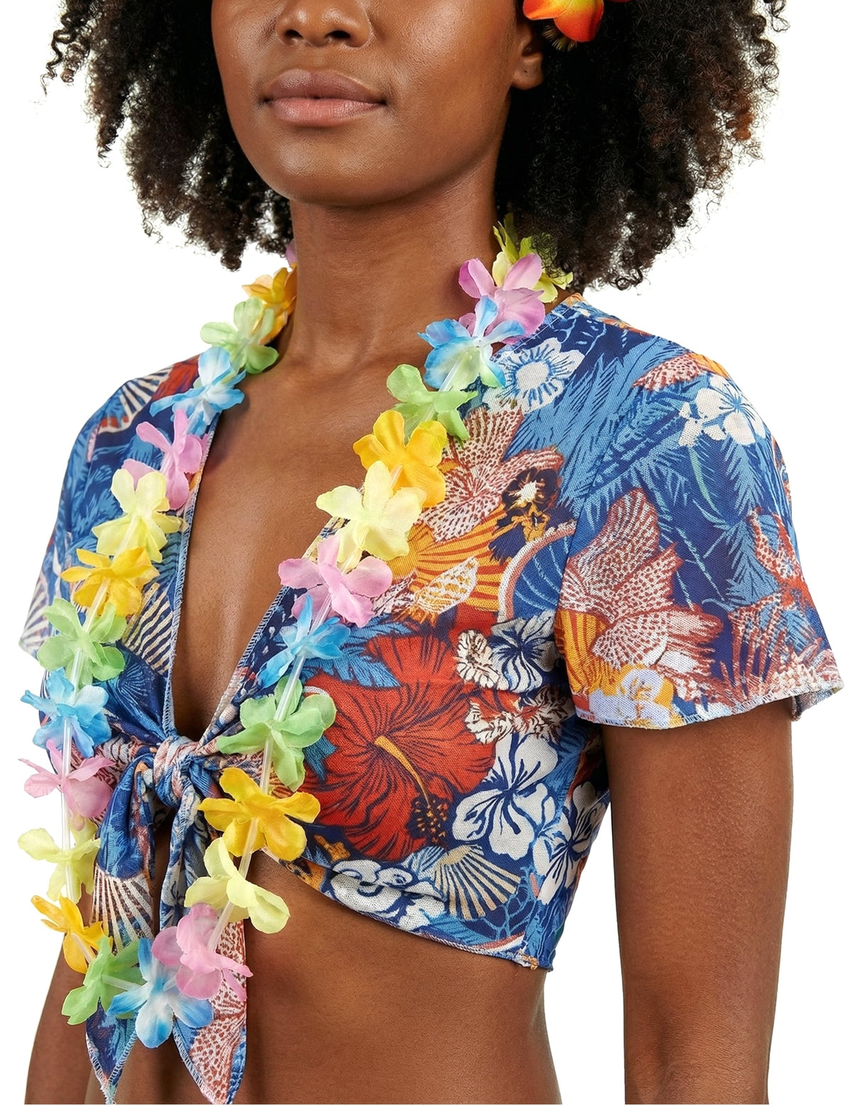 Gros plan sur le haut et le collier de fleurs du déguisement touriste hawaïenne