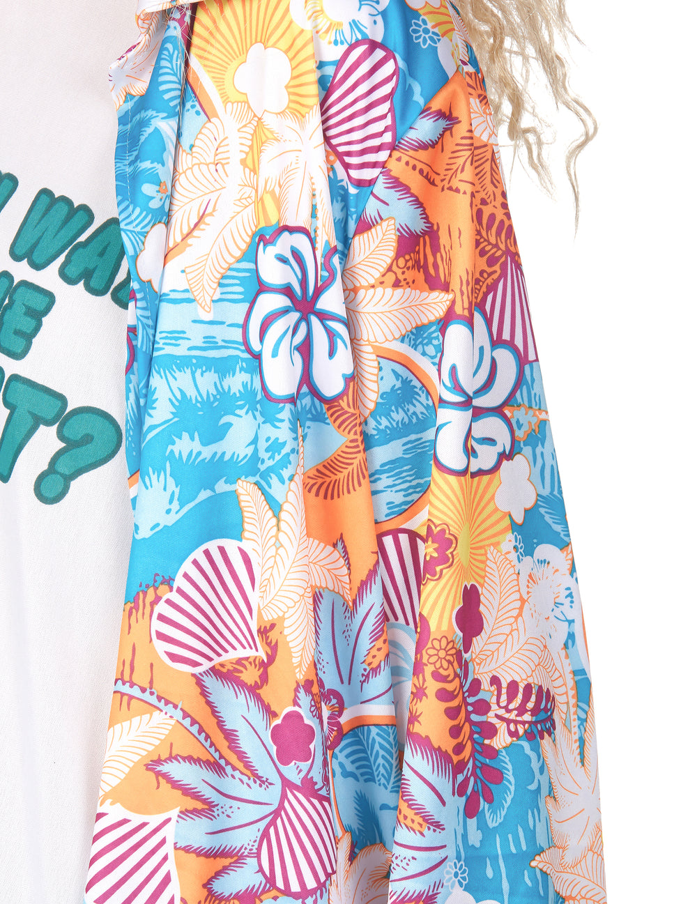 Gros plan sur les motifs de la chemise du déguisement touriste kitsch pour adulte