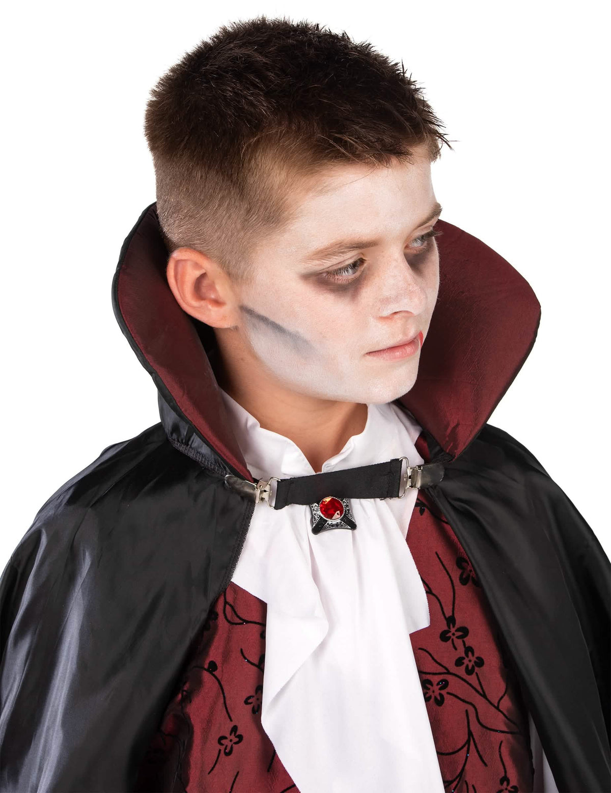 Grande aproximação ao colarinho e ao jabot do disfarce de vampiro elegante para menino