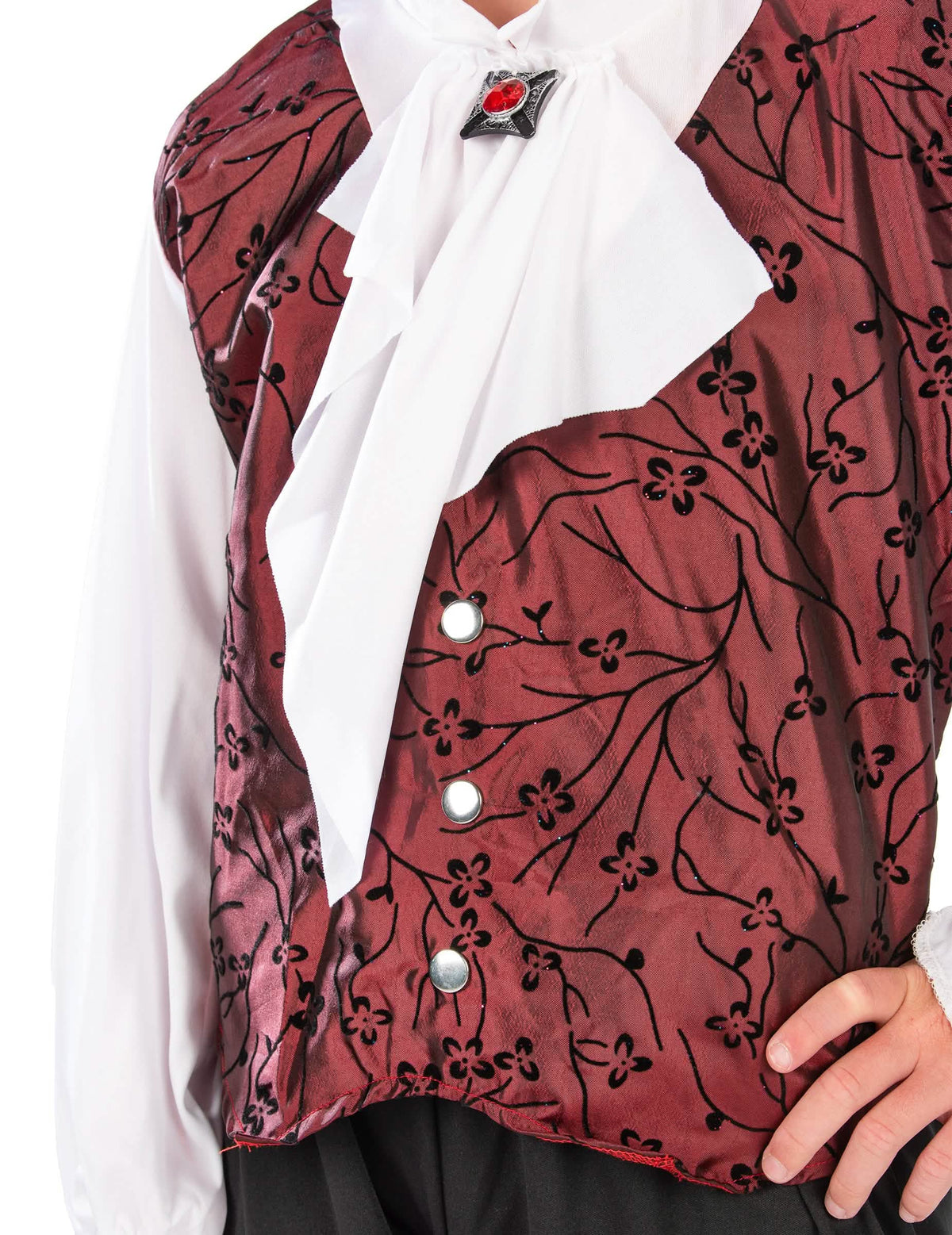 Detalhe do broche e dos botões do disfarce de vampiro elegante para menino